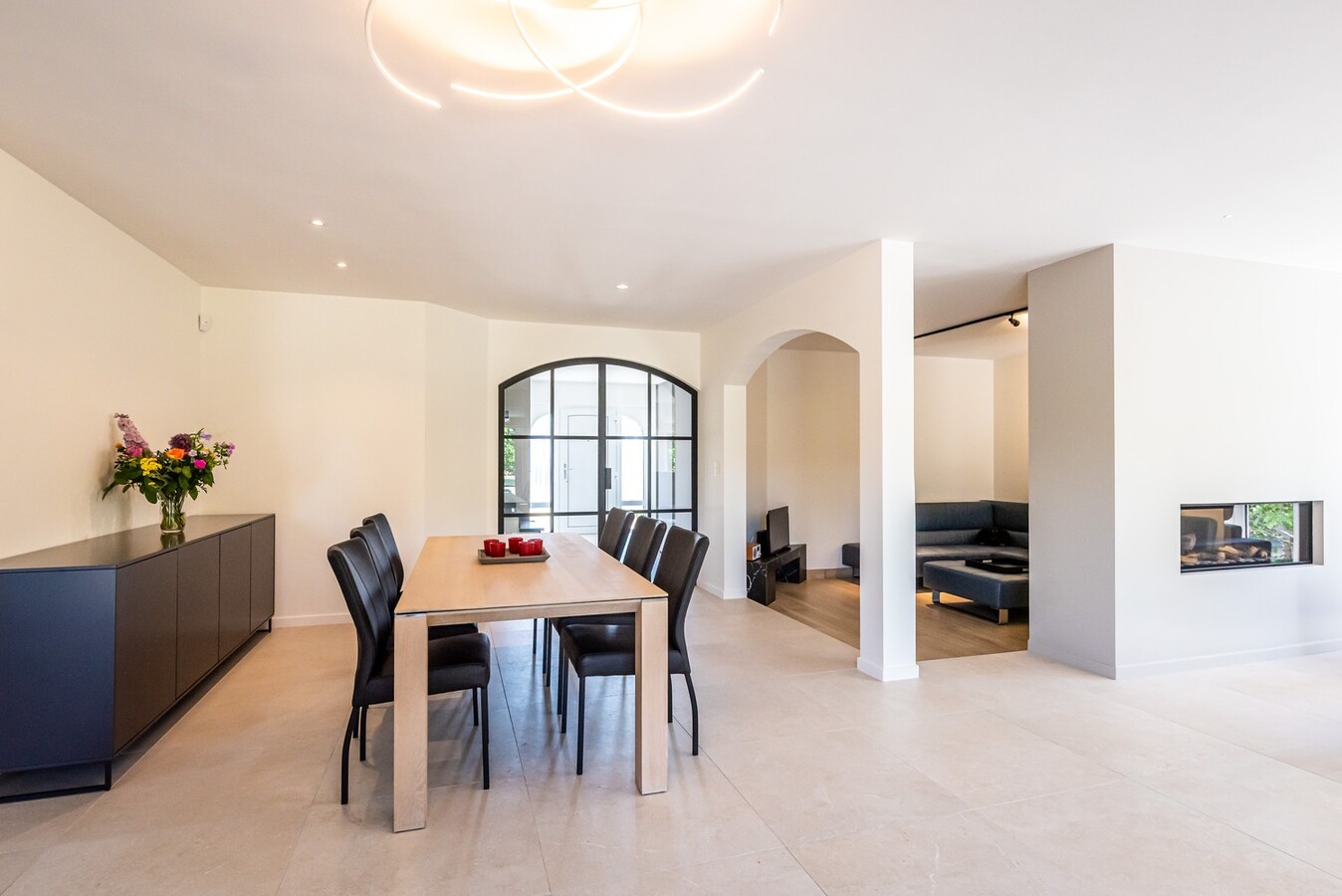 Stijlvol gerenoveerde woning in residentiële wijk op 1254 m² 