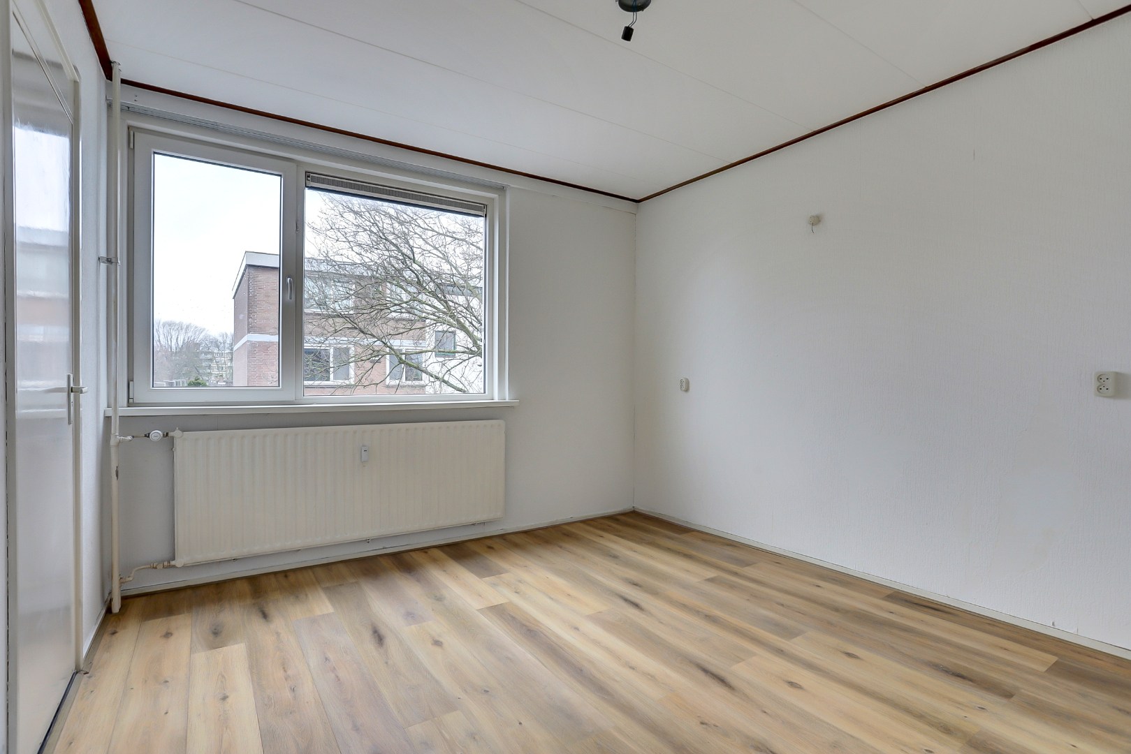 3-kamer appartement op de derde verdieping met balkon op het oosten en een berging van 13 m² in de onderbouw. 