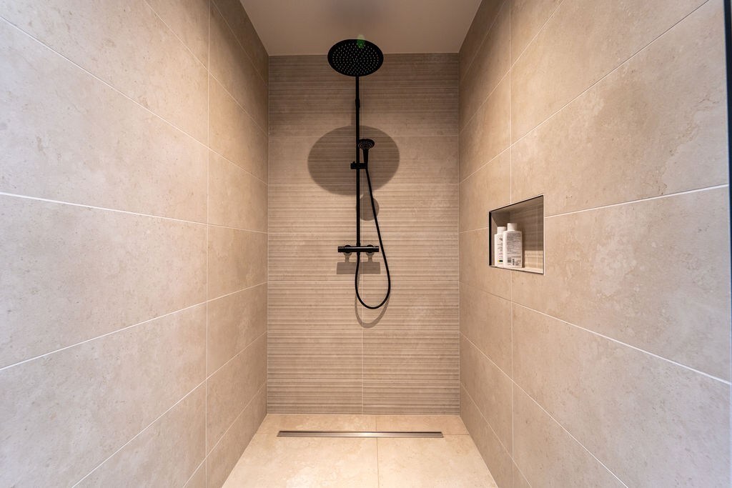 PRACHTIG GERENOVEERDE WONING MET 3 SLAAPKAMERS, 2 BADKAMERS, INPANDIGE GARAGE EN PAARDENSTALLINGEN MET ENERGIEZUINIG EPC TE WIJER (NIEUWERKERKEN) 