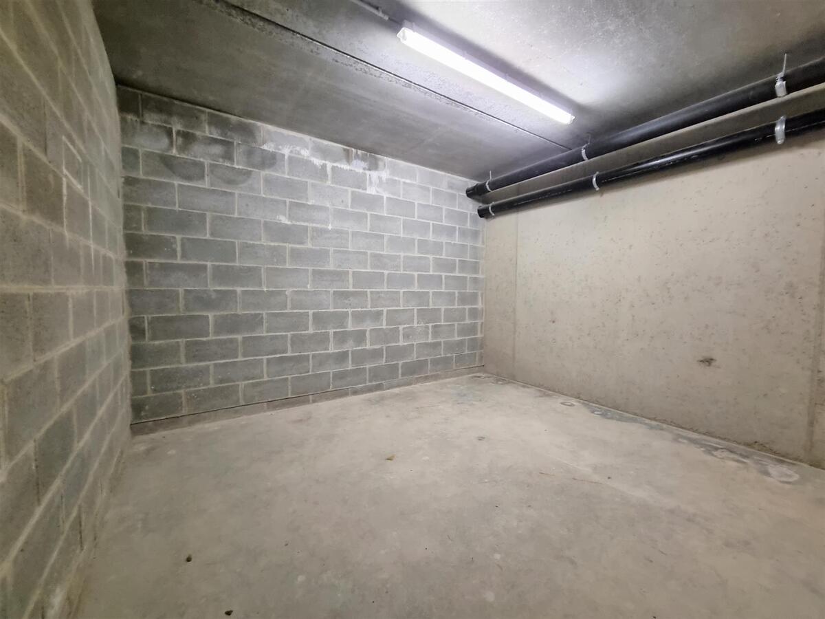 Grote garage (18m²) + aansluitende berging (15,84m²) t.h.v. Knokkestraat - Heist 