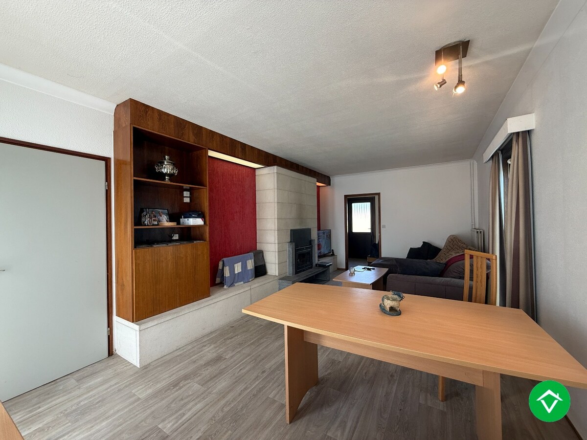 Rustig gelegen gelijkvloerse halfopen woning met 2 slpk's + dubbele garage 