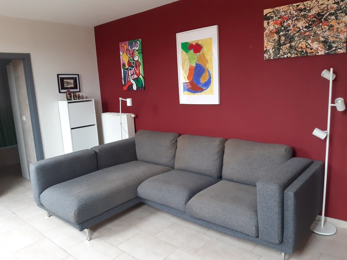 Eigentijds appartement met  autostaanplaats. Geen vaste kosten. 