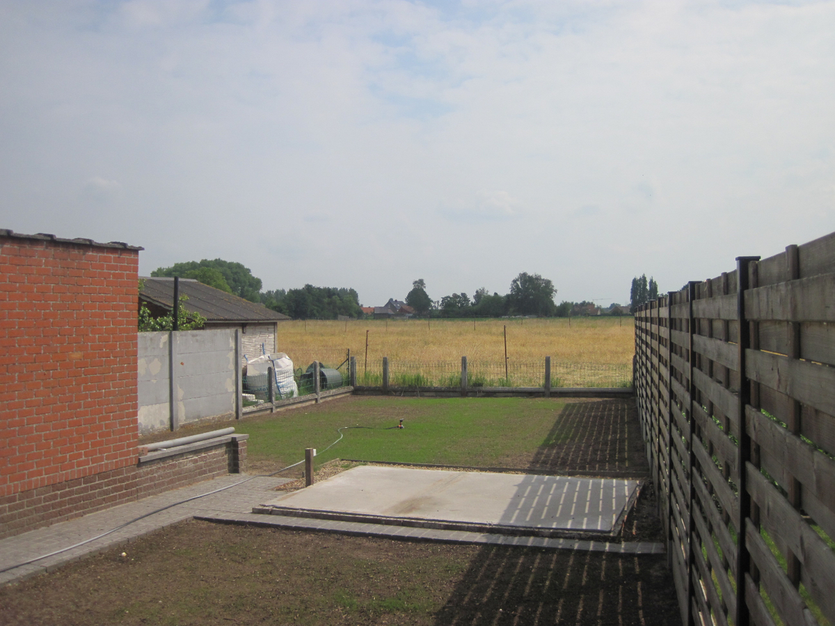 Degelijke Half Open Bebouwing. Bijzonder rustig gelegen ! 