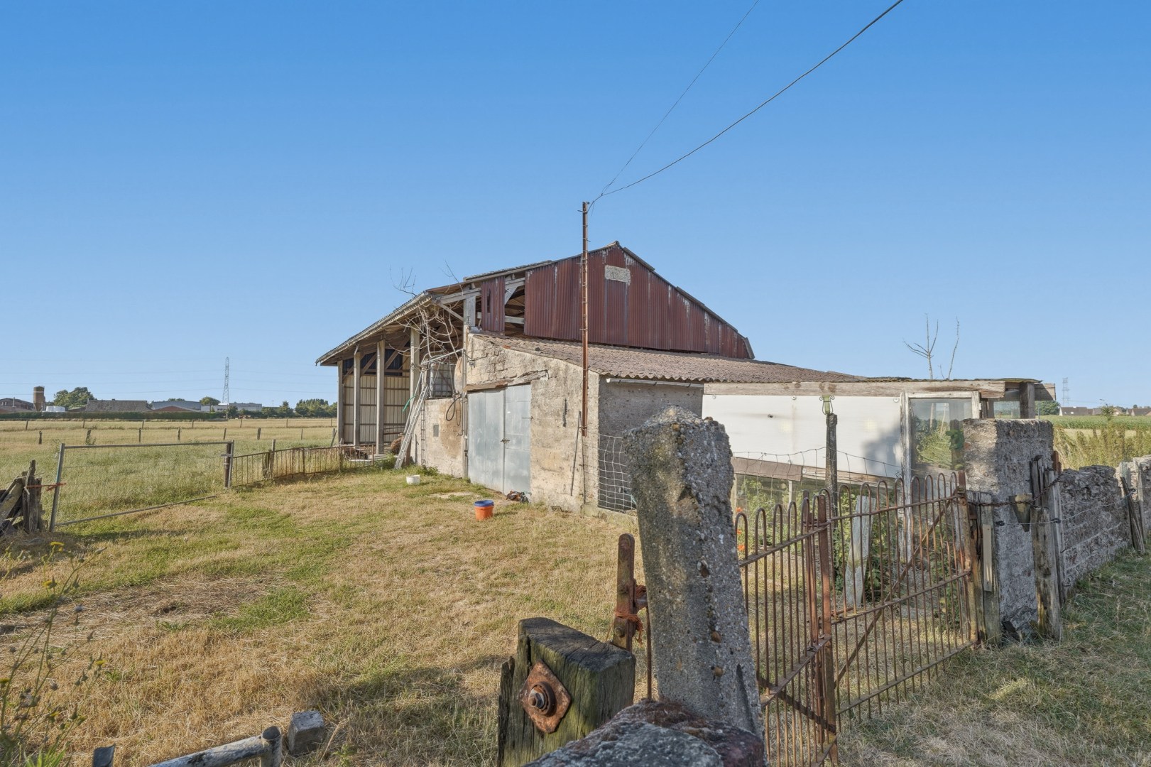Hoeve "De Roeste Scheure" op een perceel van ca. 12.762 m² te Zedelgem 