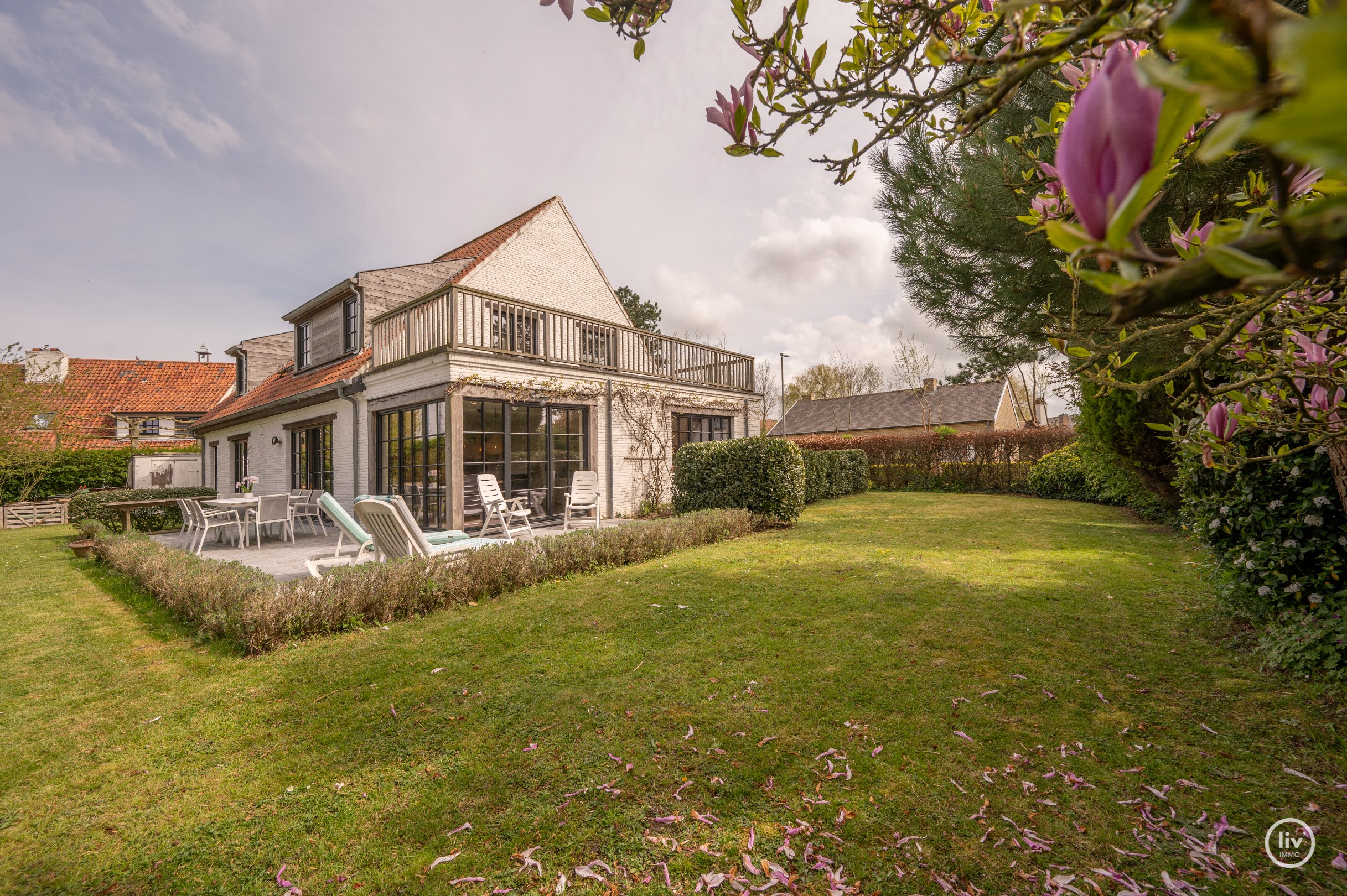 Prachtige vrijstaande villa rustig gelegen te Monikkendreef op een mooi perceel van 1000m2. 