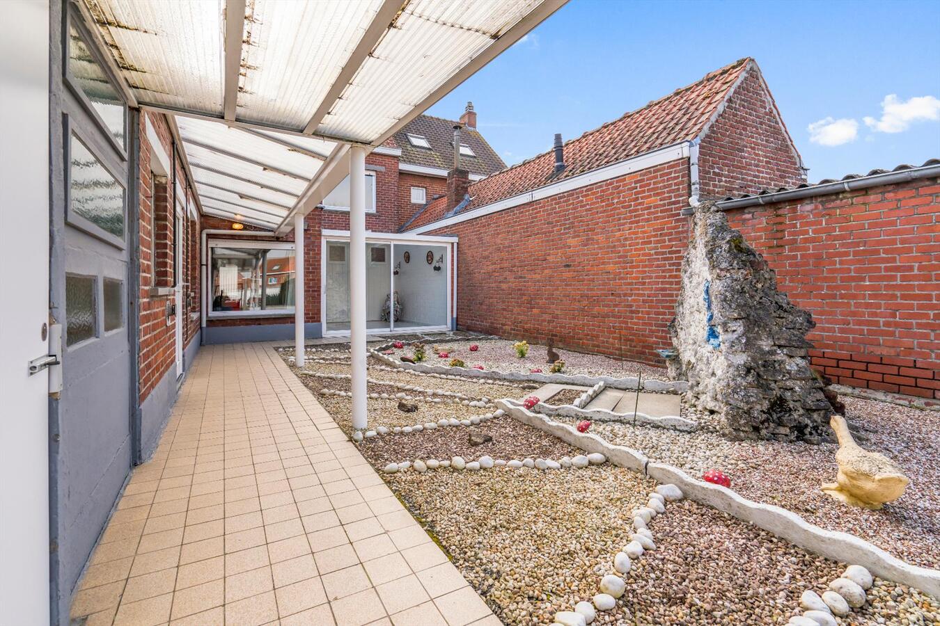 Gunstig gelegen, verrassend ruime rijwoning met grote tuin 