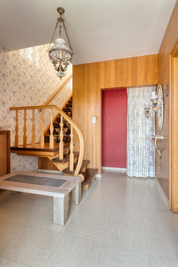 Ruime woning met 4 slaapkamers, veranda en volledig onderkelderd perceel (615 m²) 