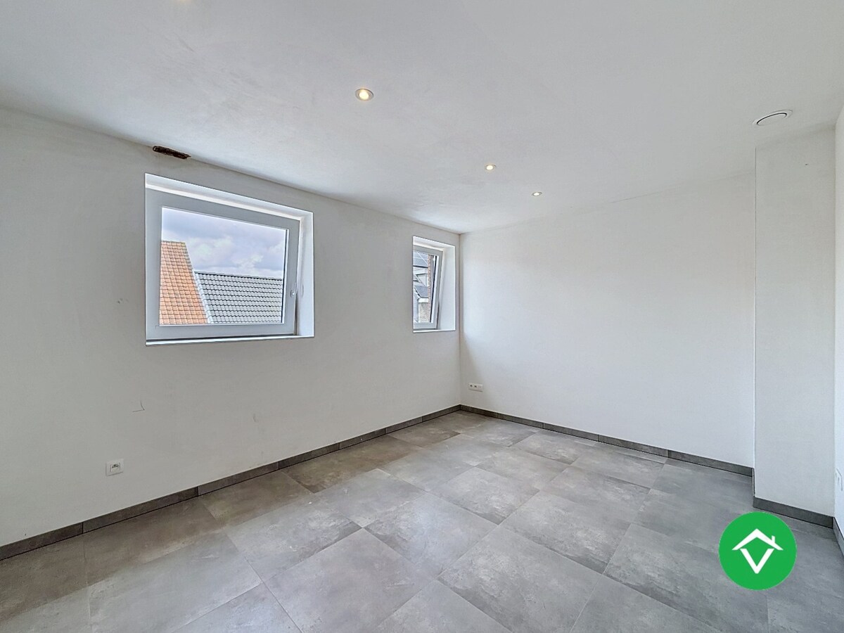 Centraal gelegen nieuwbouwwoning met 3 slaapkamers, tuin en overdekte autostaanplaats 