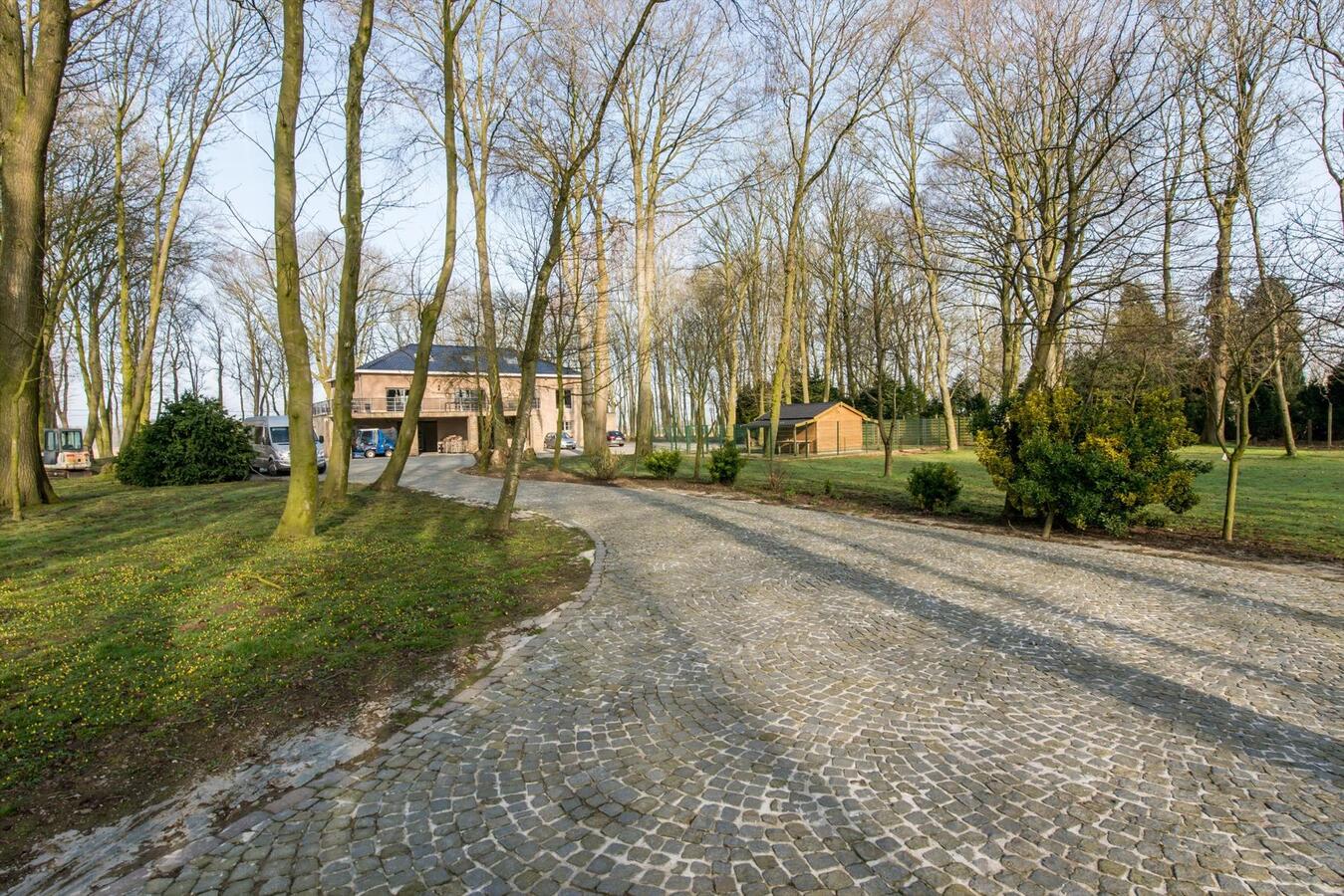 Uitstekend gelegen villa met prachtige vergezichten op 1ha28a21ca 