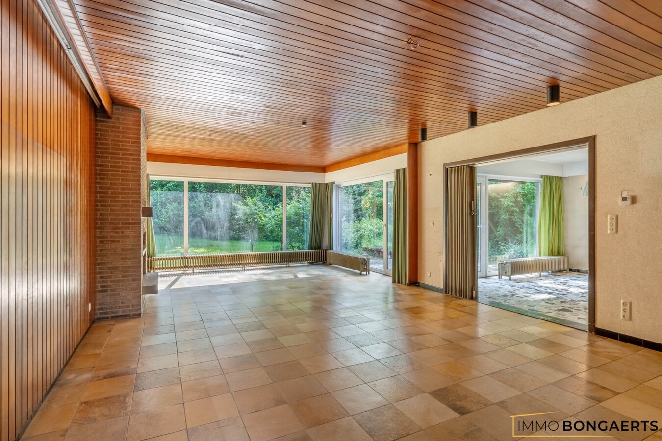 Ruime te renoveren woning op een mooi perceel. 