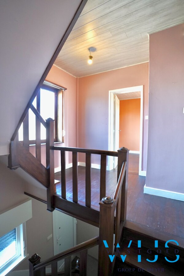 Zeer ruim en stevig woonhuis MET garage te Rieme ! 