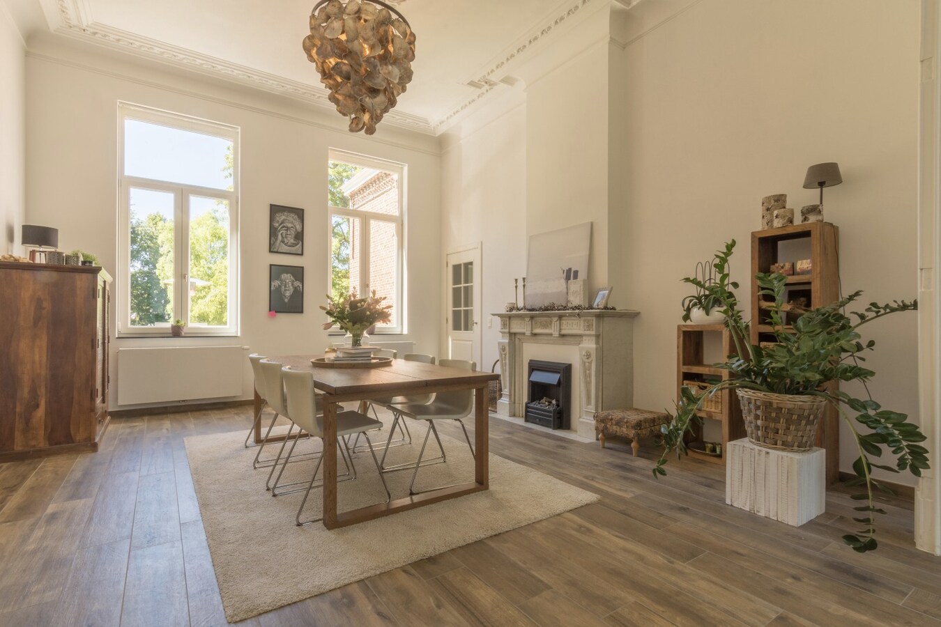 Gelijkvloers 3-slaapkamer villa-appartement met parktuin. 