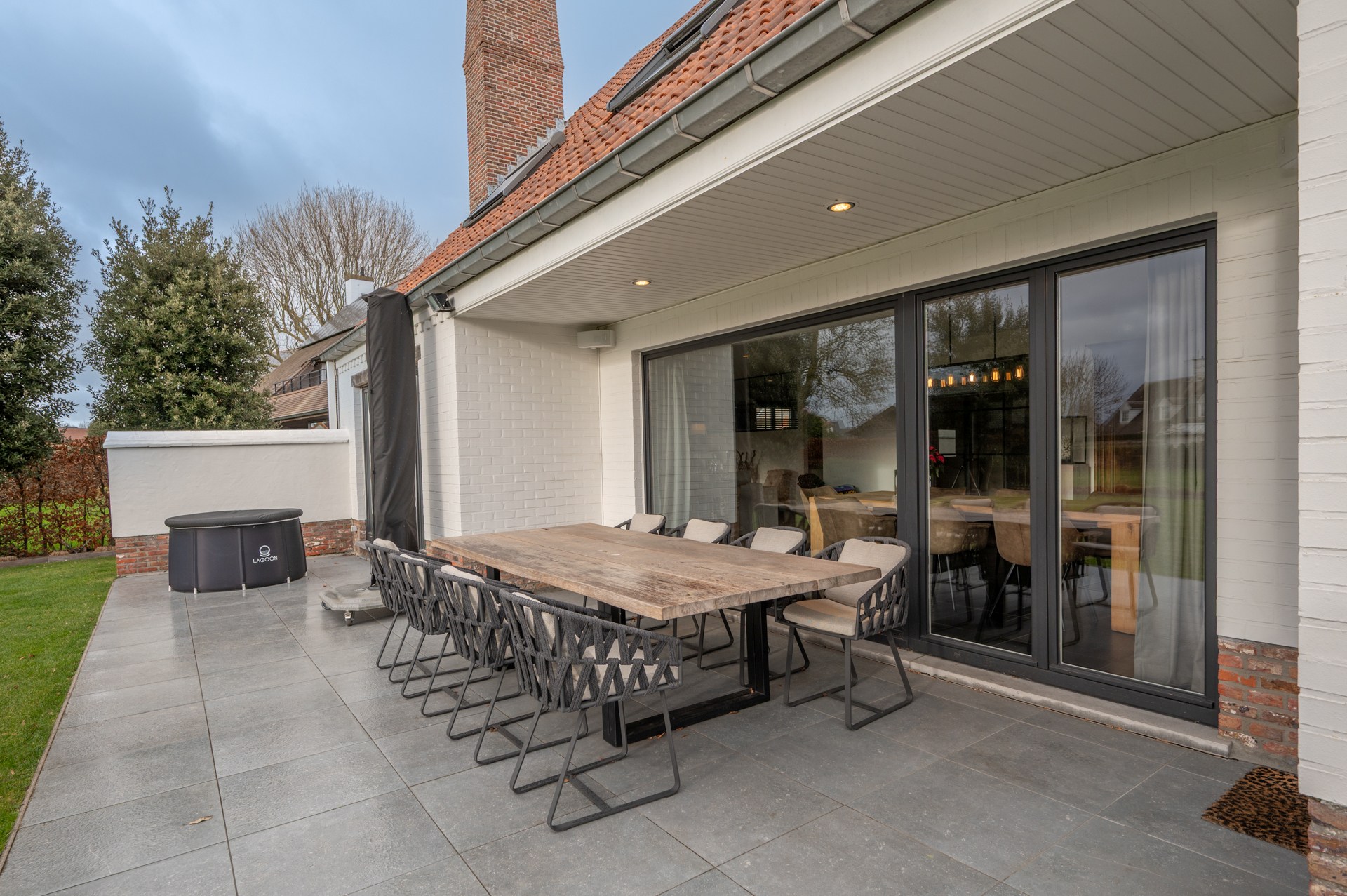 prachtig gerenoveerde alleenstaande villa geniet van een uitstekende centrale ligging, op slechts enkele minuten van het centrum van Knokke. 