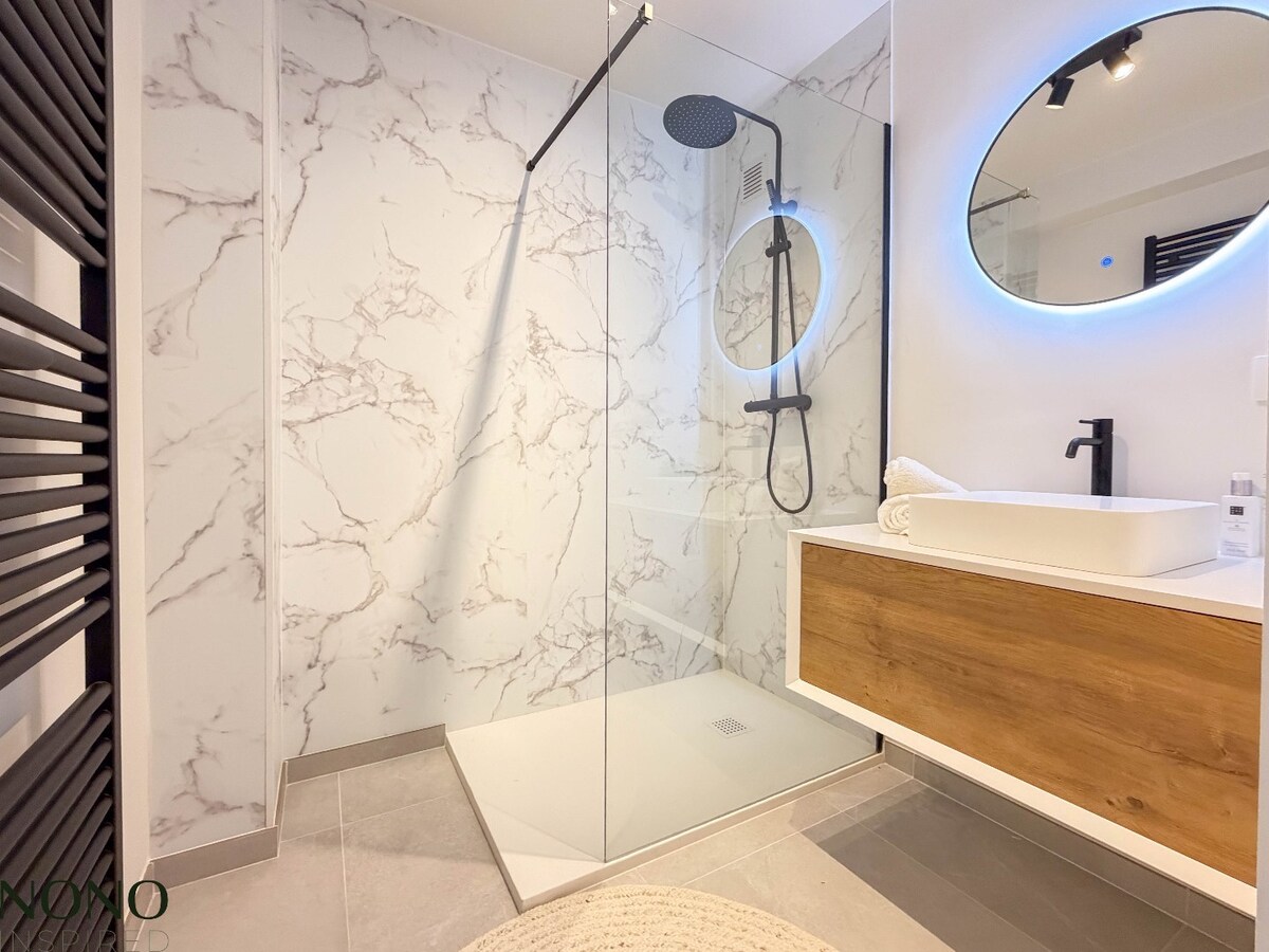 Fantastisch 2-slaapkamer appartement met staanplaats en terras pal in de Doorniksewijk ! 