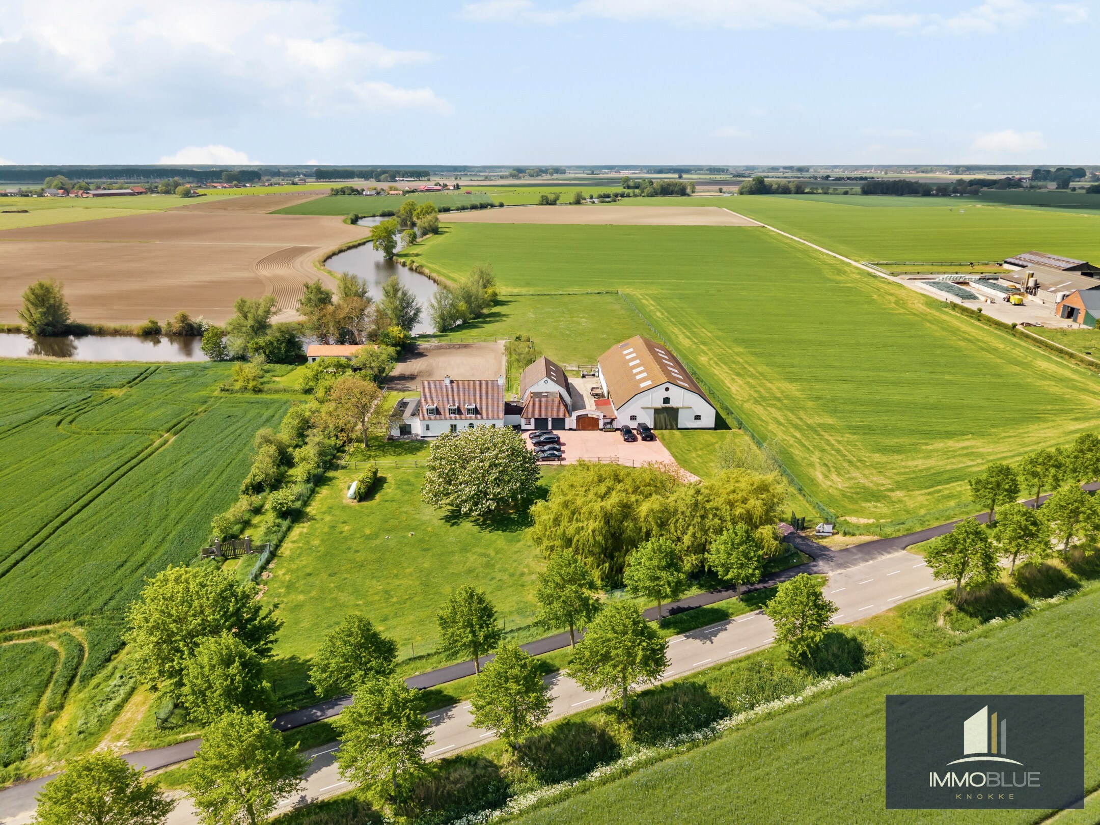 Domaine idylliquement situé avec maison rénovée, espace professionnel et installations équestres étendues. 
