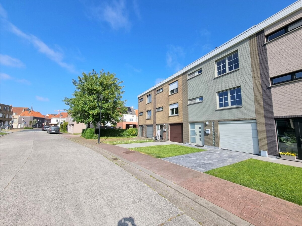 Magnifiek gelegen gezinswoning met garage &amp; oprit te Heist 