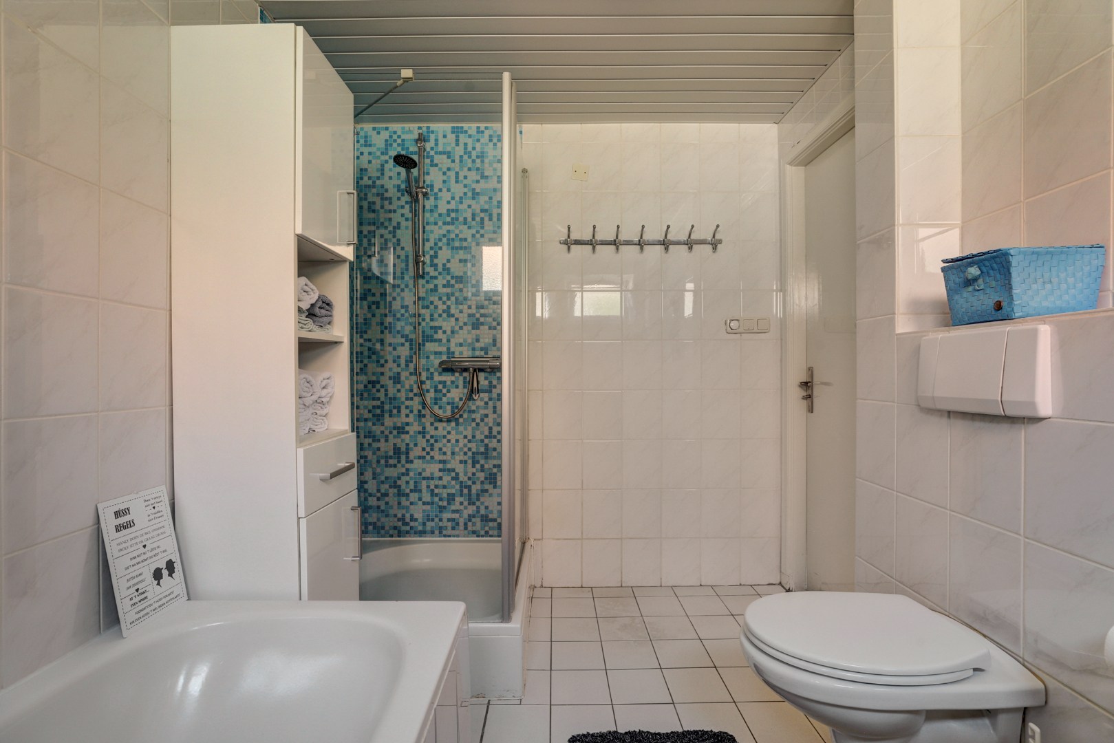 Vrijstaande woning met diepe zonnige tuin, overkapping en royale bijgebouwen 