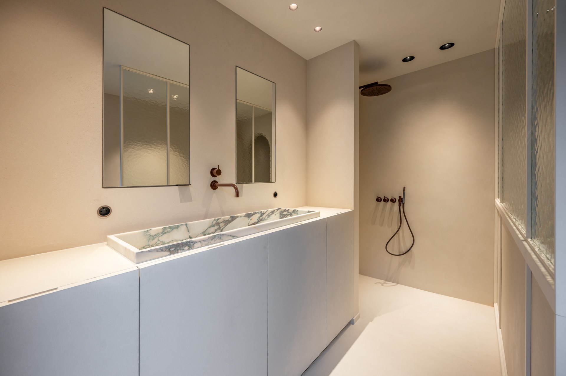 Luxe, comfort kortom een prachtig gerenoveerde woning in hartje Knokke. 