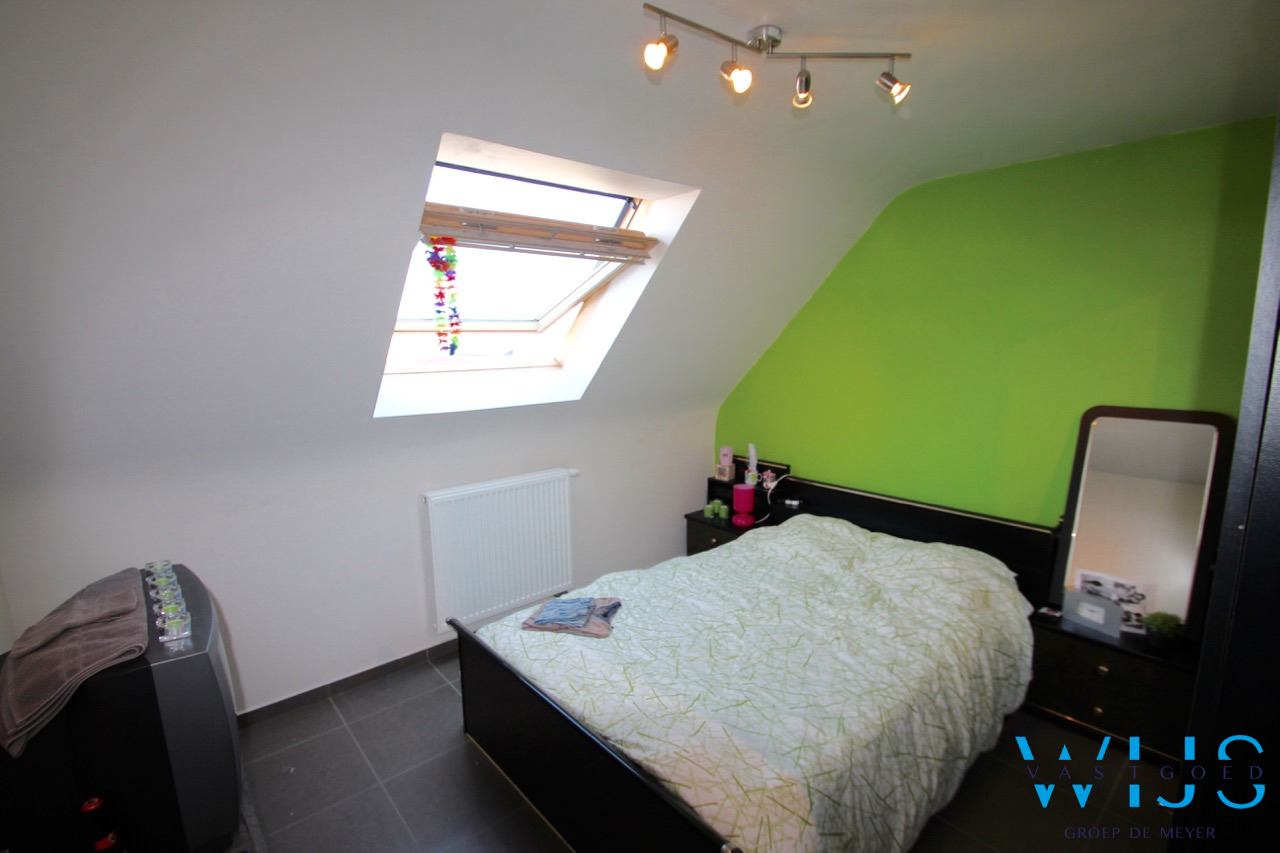 Zeer ruim instapklaar 4 slaapkamerappartement met garage en staanplaats te ERTVELDE 