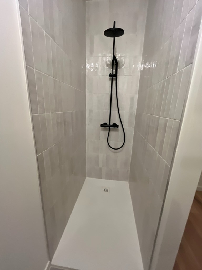 Appartement de 2 pièces situé au centre du projet Hoost avec une grande terrasse. 