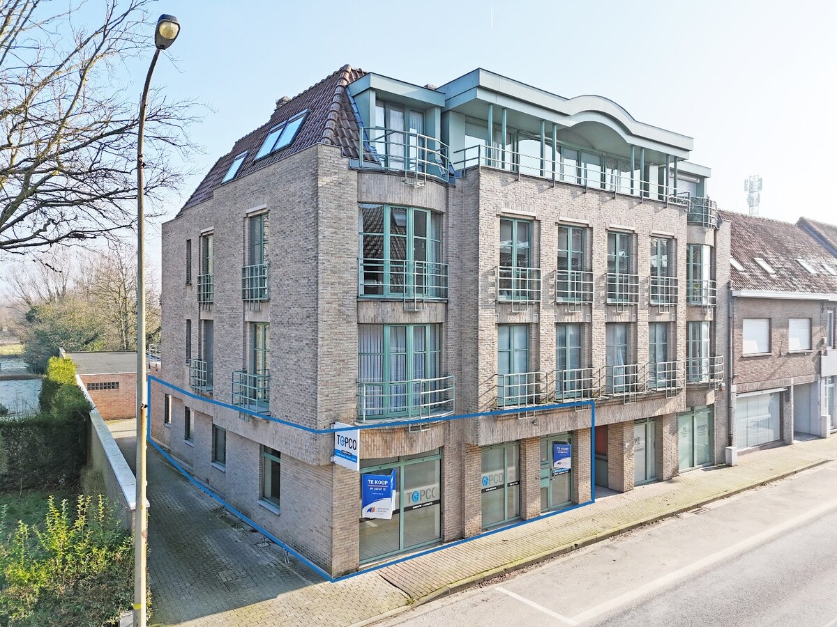 Commercieel gelegen kantoorruimte nabij E17 te centrum Olsene 