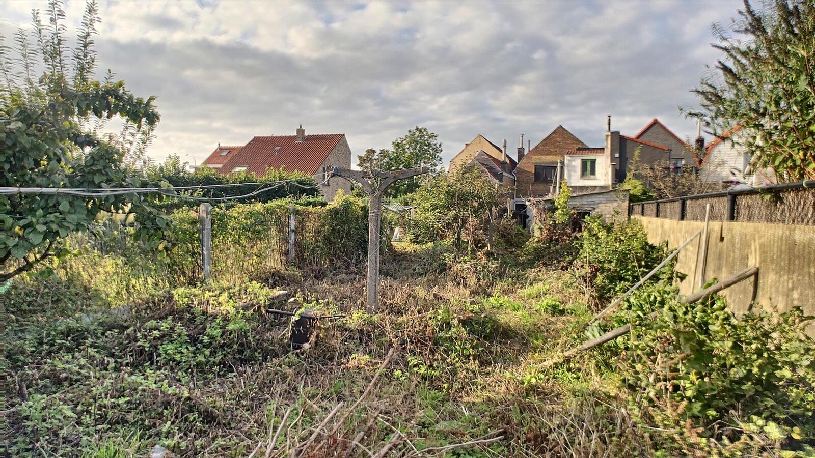 Volledig te renoveren rijwoning op mooi perceel grond - Knokke 