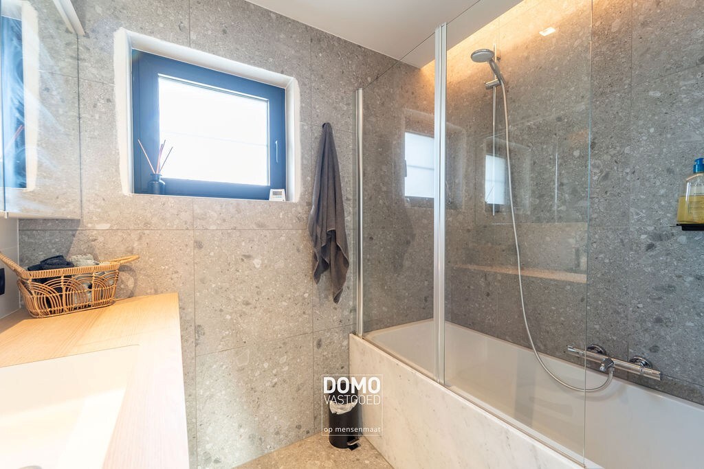 VOLLEDIG GERENOVEERDE OPEN BEBOUWING MET 4 SLAAPKAMERS EN GARAGE 