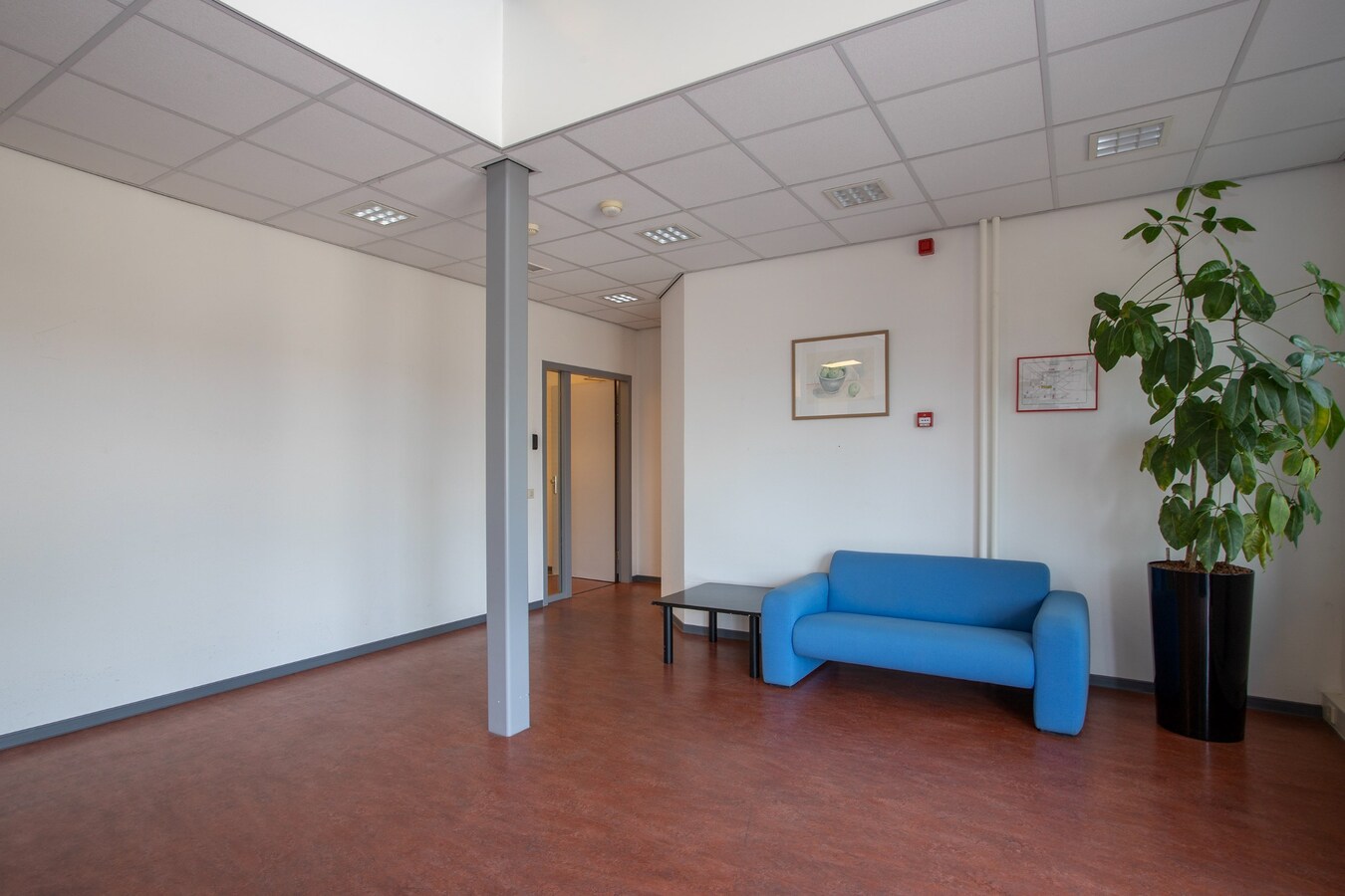 Representatief kantoorpand met 11 kantoorruimtes en circa 20 parkeerplaatsen te huur. 