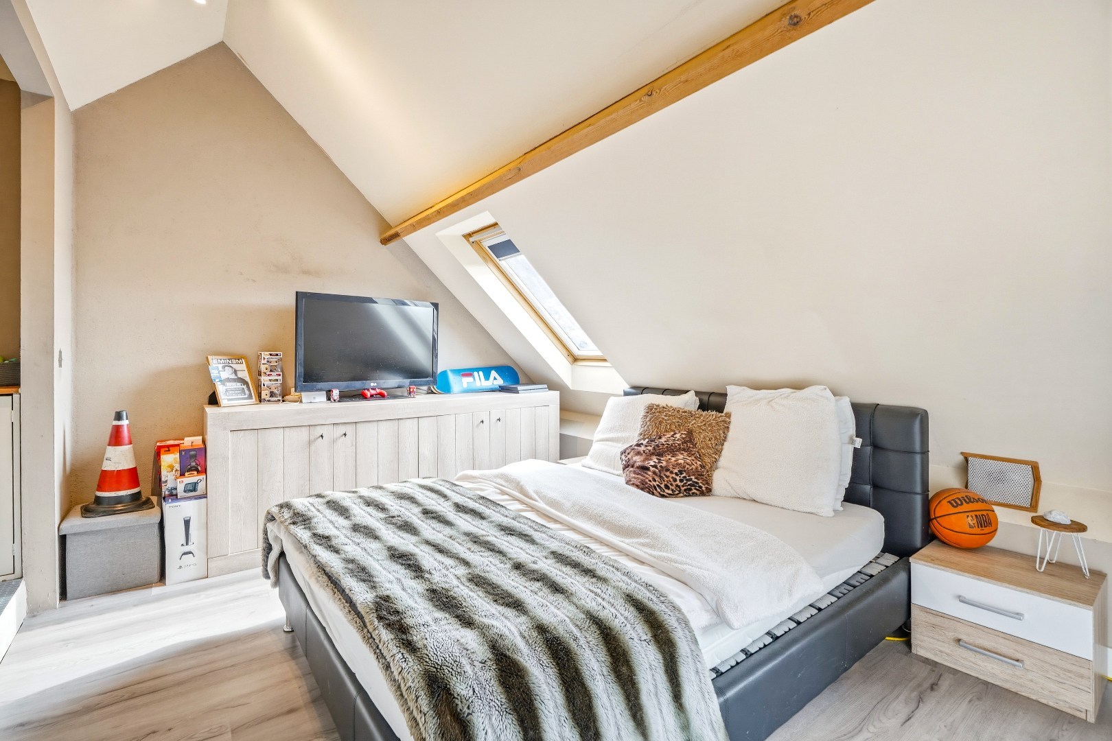 Sfeervol ingerichte woning met 7 slaapkamers, 4 badkamers en ruime garage in Watou. 