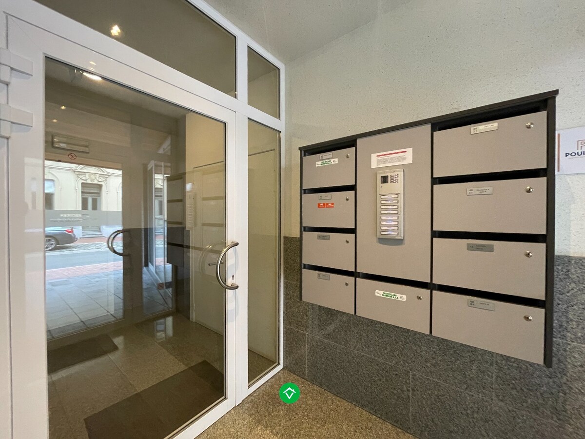 Ruim appartement (117 m²) met 2 slaapkamers, terras en garage in centrum Roeselare! 