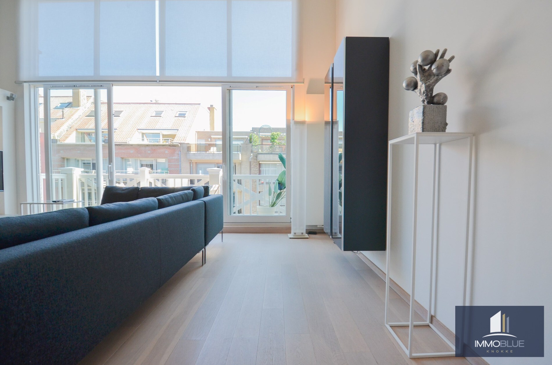 Duplex mezzanine lumineux et spacieux à louer, situé à deux pas de la mer. 