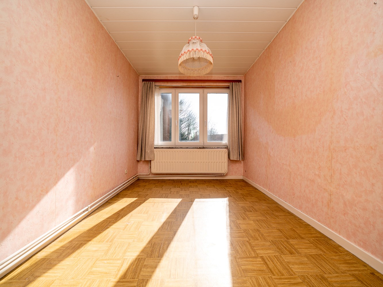 Knappe te renoveren gezinswoning met veel potentieel 