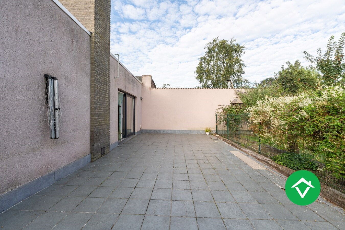 Woning met appartement te koop in het centrum van Eernegem 