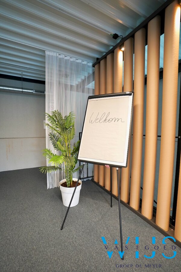 UNIEKE kantoorruimte (boven KLAAR) te Assenede ! 