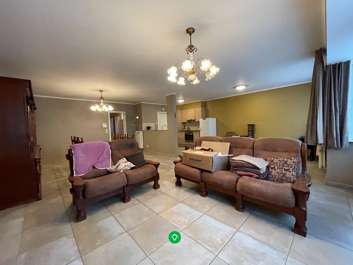 Ruim appartement (117 m²) met 2 slaapkamers, terras en garage in centrum Roeselare! 