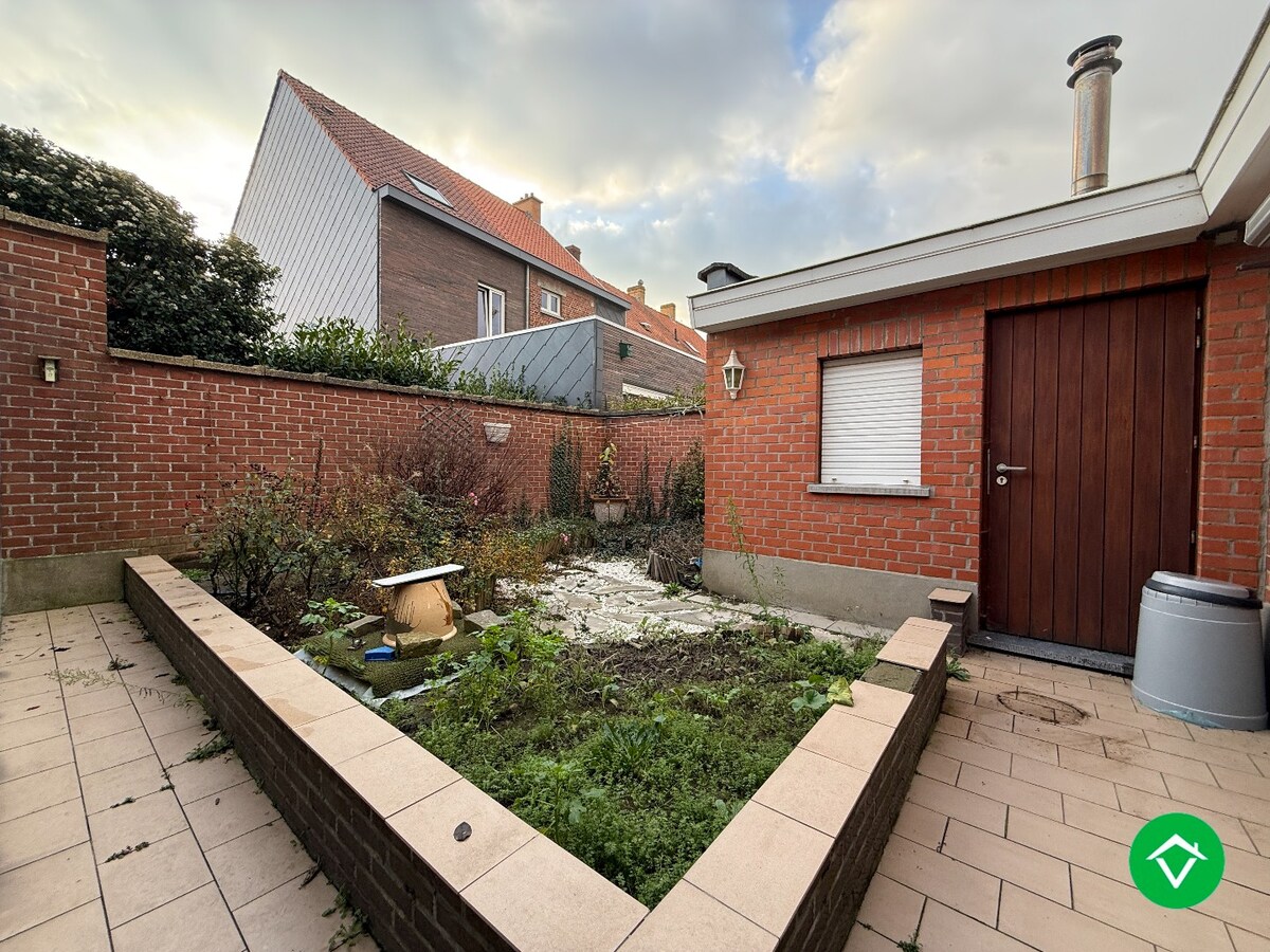 Karaktervolle, stevige woning met 4 slaapkamers, tuin en garage in centrum Roeselare 