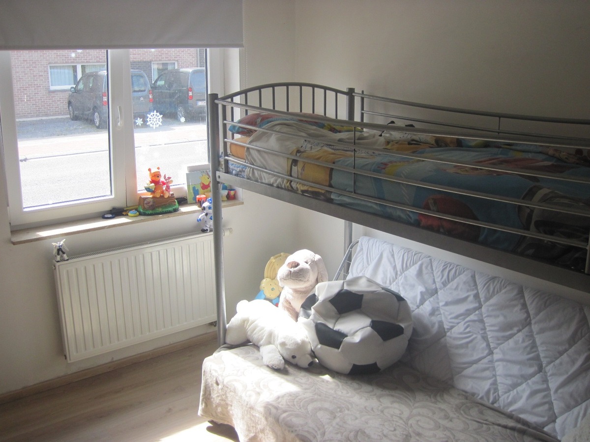 Ruim gelijkvloers appartement met terras en tuintje. Incl. afz. garage ! 