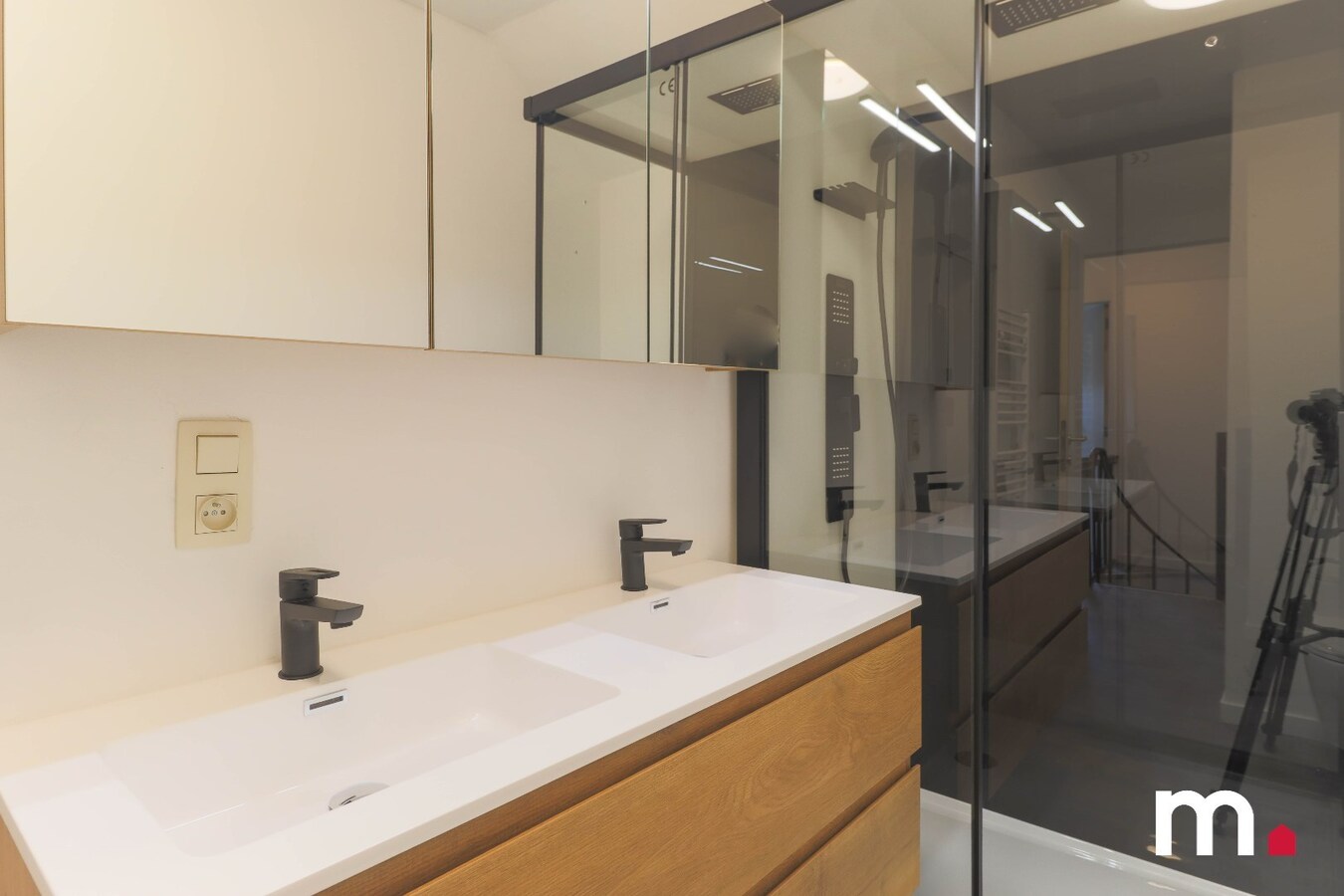 Ruim gerenoveerd appartement op een goede ligging voorzien van alle comfort ! 