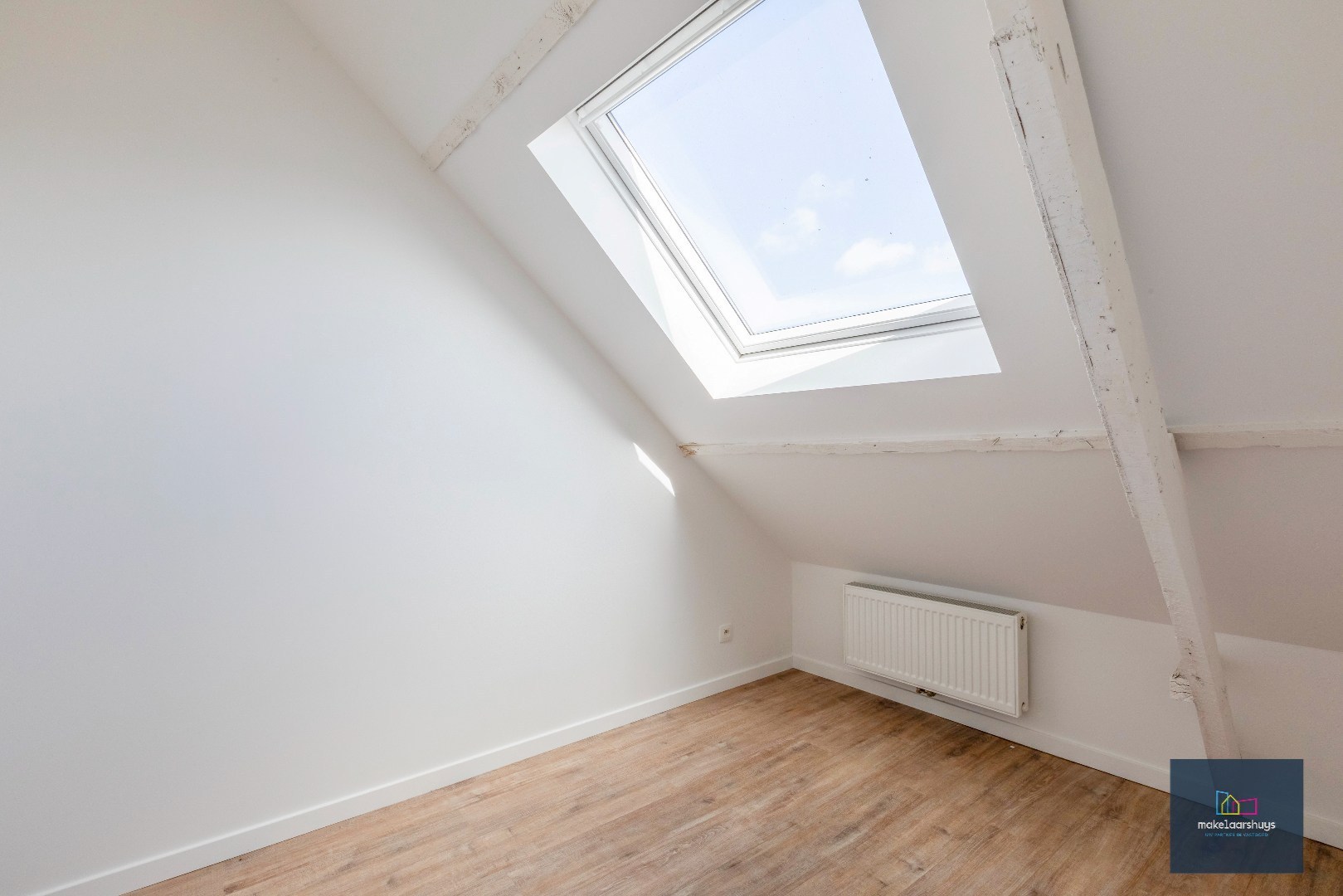 Instapklare gerenoveerde woning in rij met terras, tuin en garagebox 