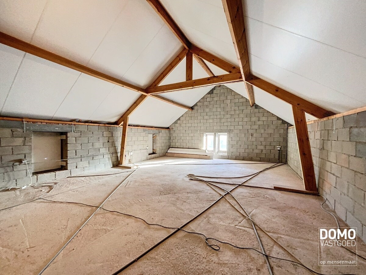 UNIEK pand met tal van mogelijkheden, gunstig gelegen te Kermt. 