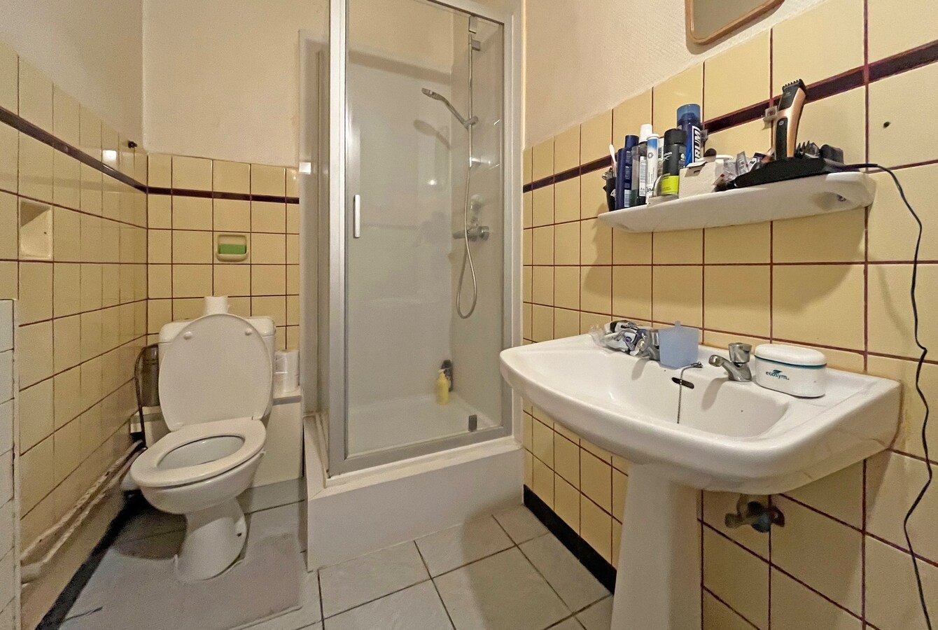 Goed gelegen magazijn met 2 bovengelegen appartementen 