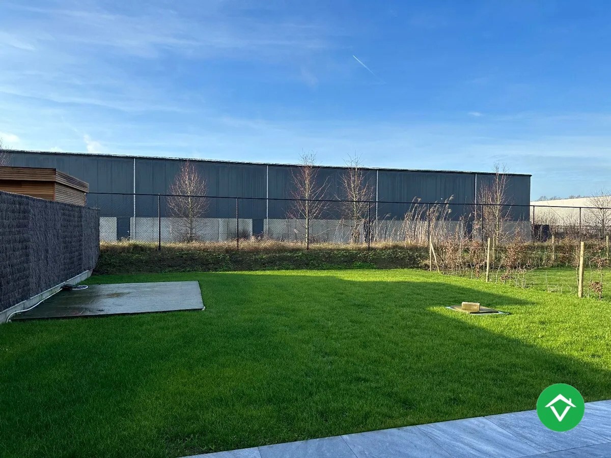 Ruime nieuwbouw woning met 3 slaapkamers, tuin  met tuinhuis en garage te Kortemark 