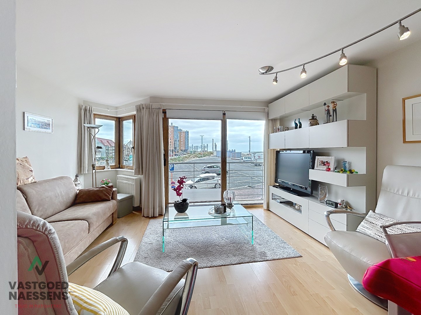 Studio prêt à emménager avec beaucoup de lumière naturelle et vue sur la mer. 