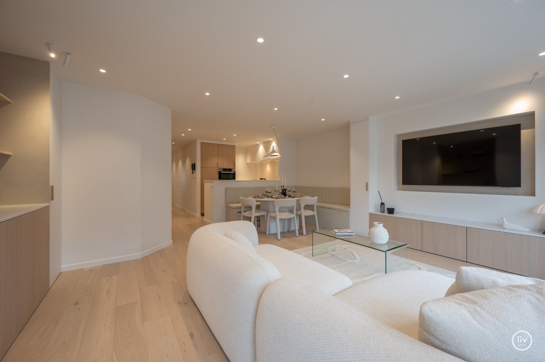 Opendeurdag Zaterdag 29/08 - 16u15 - 18u (Lippenslaan 198 ): Volledig gerenoveerd en stijlvol appartement in het hart van Knokke in de  Lippenslaan. 