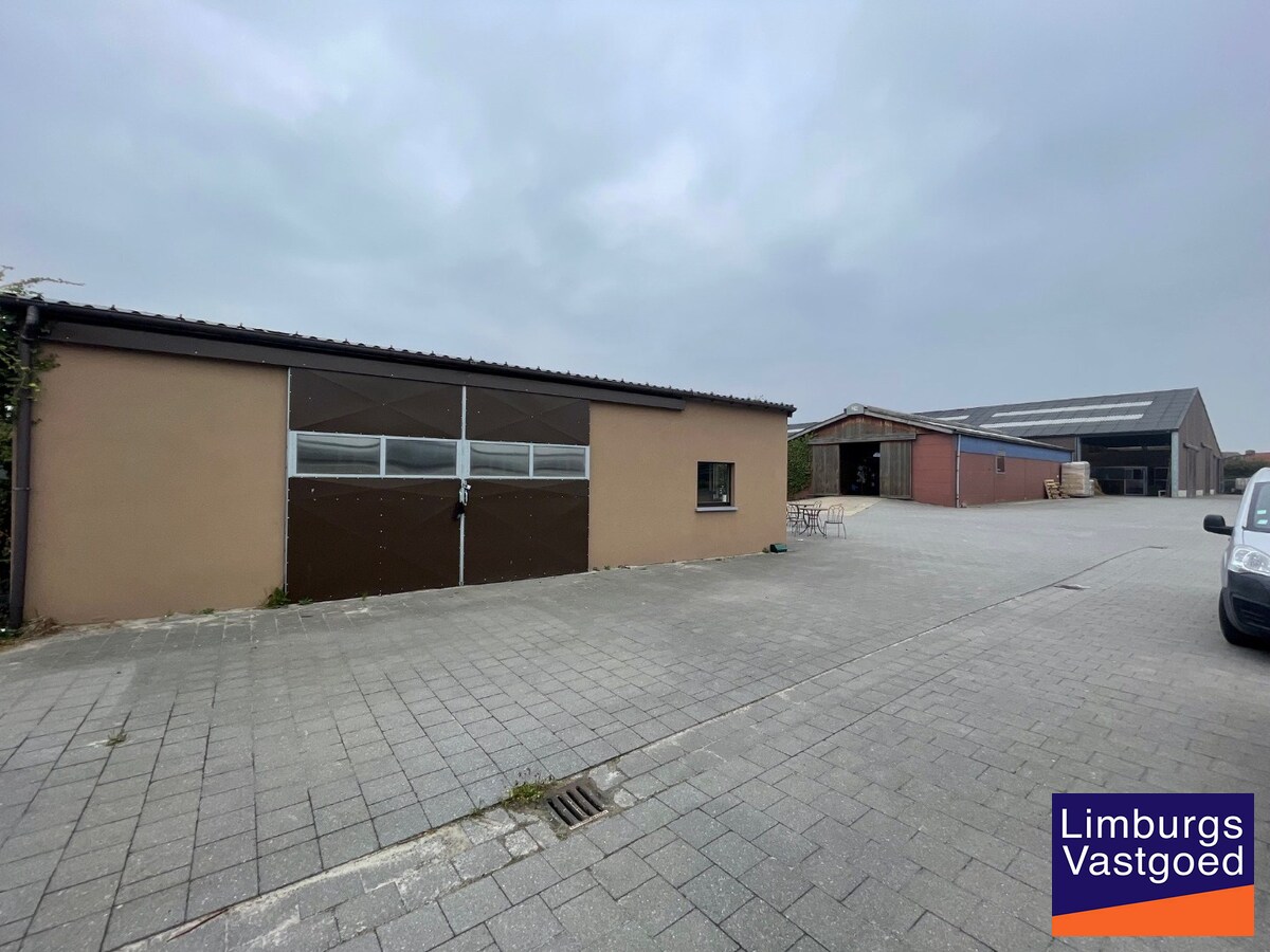 Landelijk gebouwencomplex voor paardenhouderij, op ong. 3ha 50a met stallen, weides/paddock, binnen-en buitenpiste, en woning. 