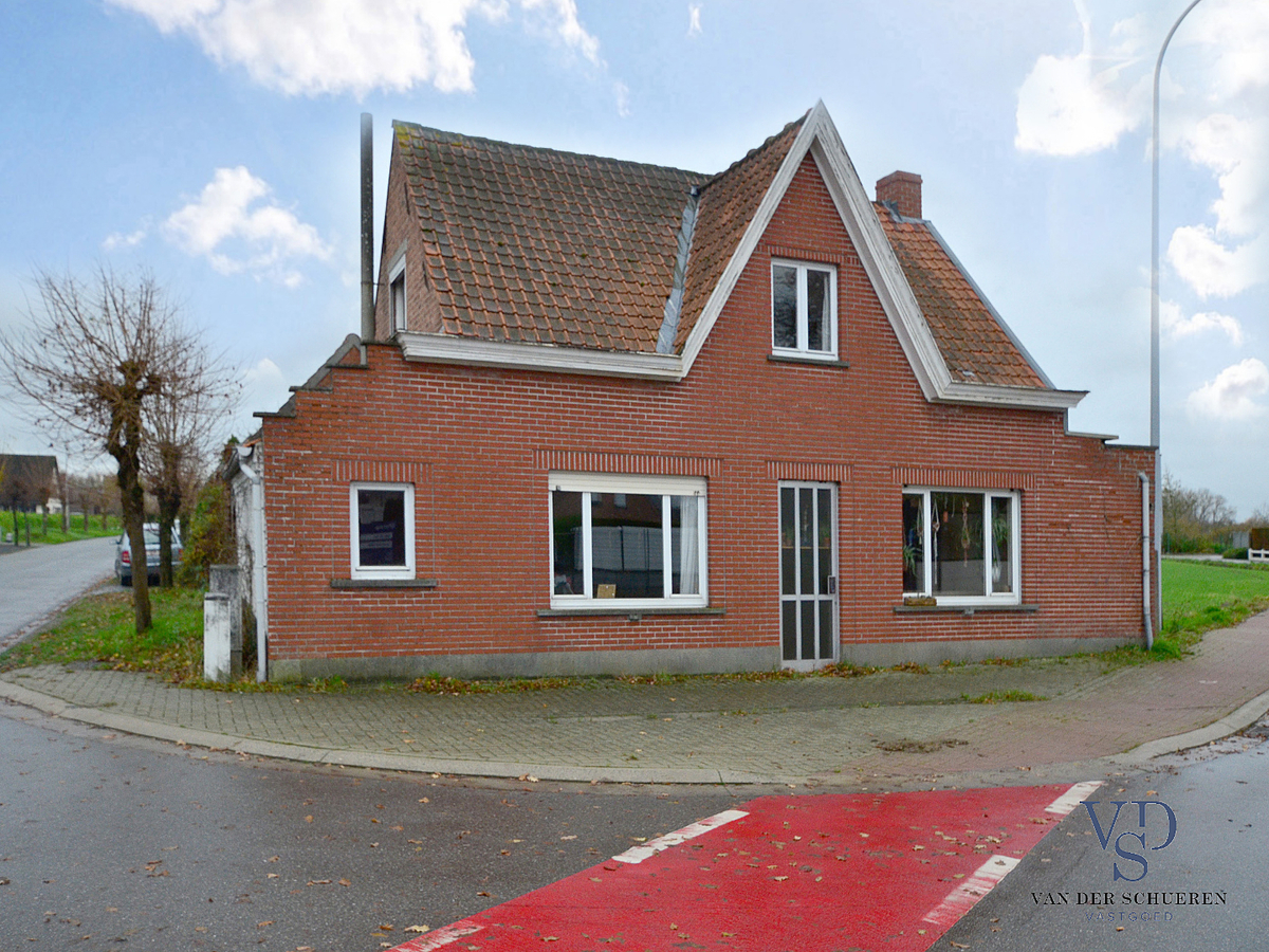 Karaktervolle, te renoveren woning (op bijna 900 m²). 