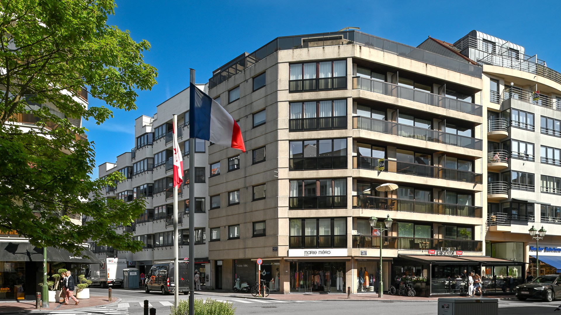 Appartement d'angle spacieux et luxueusement rénové avec des vues dégagées et une largeur de façade de plus de 16 mètres. 