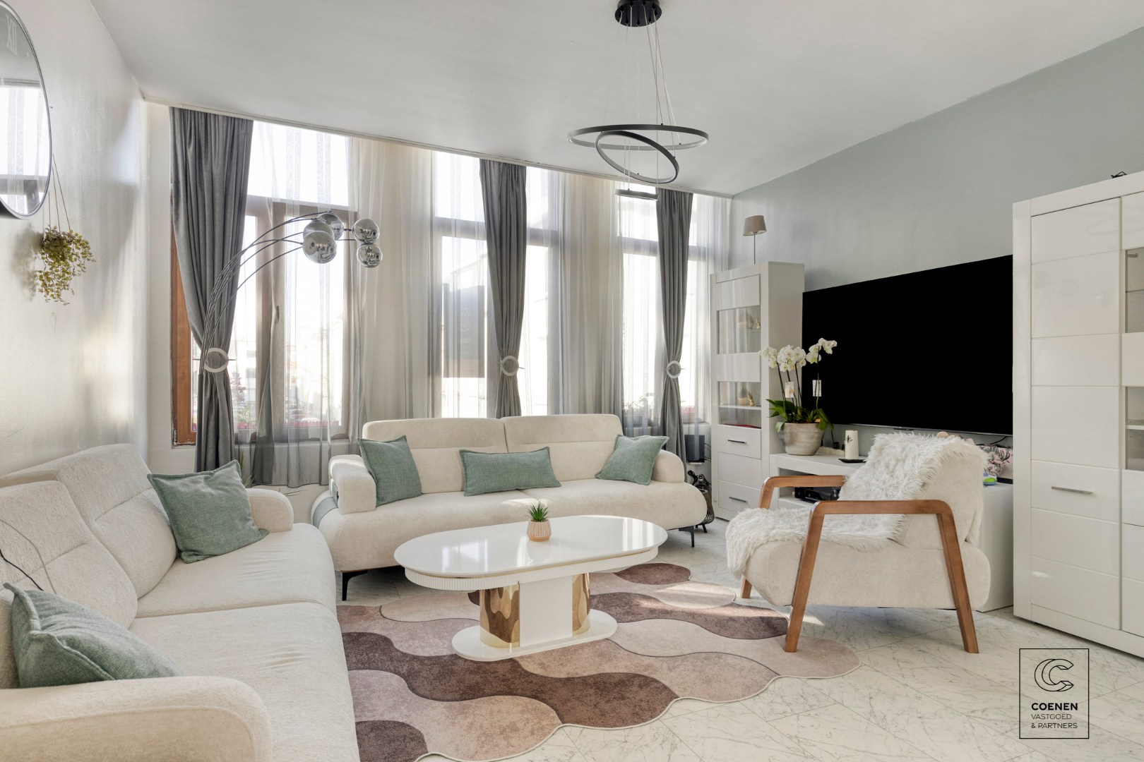 Ruime handelswoning, momenteel ingericht als handelsruimte en 2 appartementen op goede ligging te Antwerpen! 