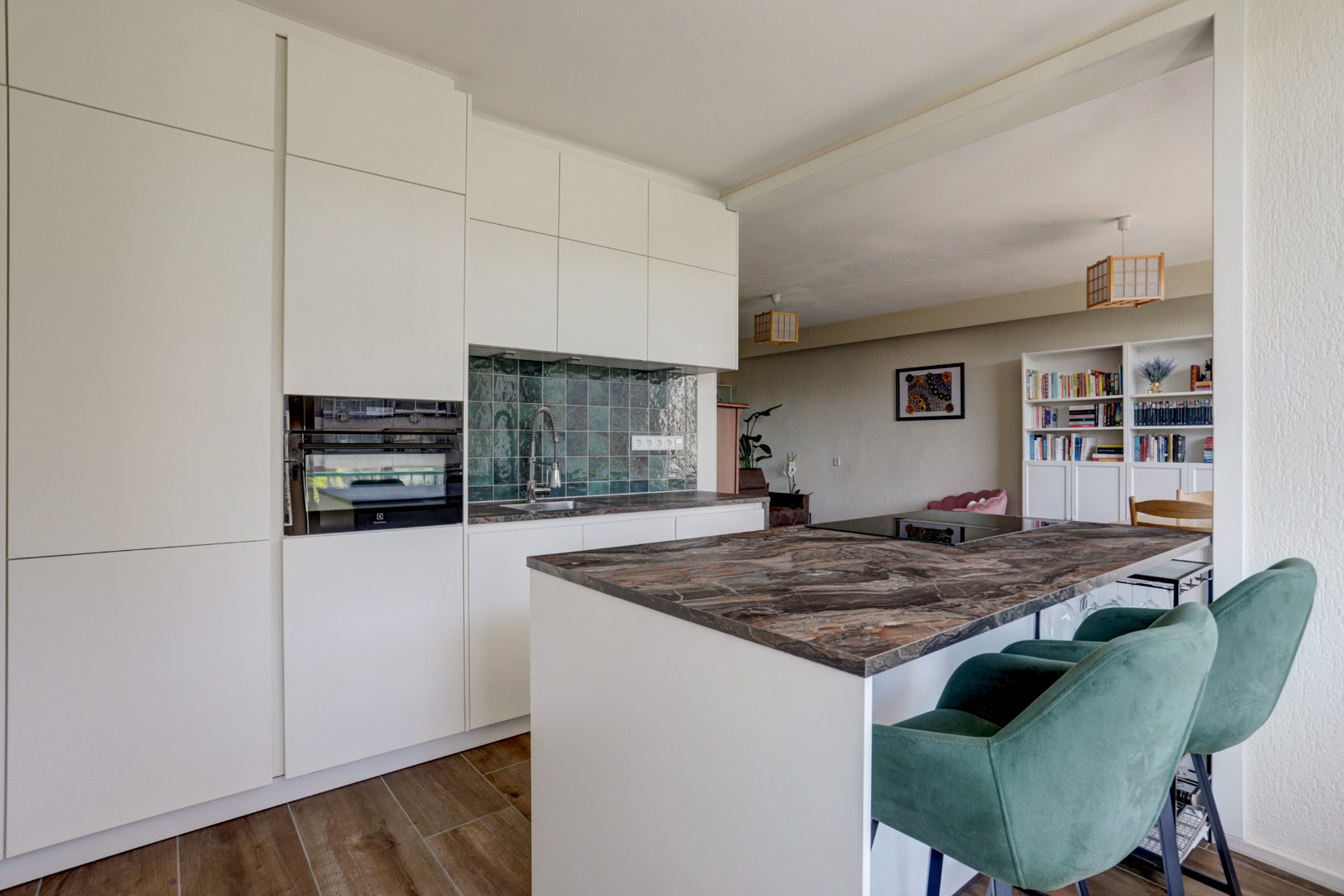 Instapklaar 3- (voorheen 4) kamer appartement op de 2e etage met moderne keuken met kookeiland, 2 balkons, 2 riante slaapkamers, moderne badkamer en gelegen op eigen grond! 