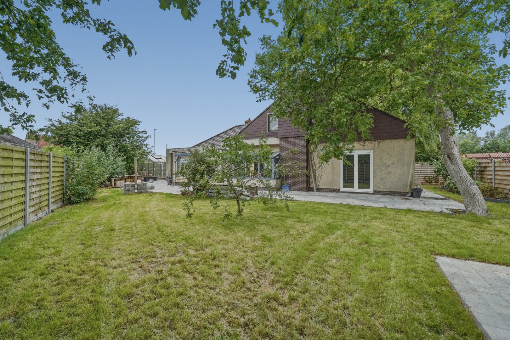 Vrijstaande bungalow met veel potentieel langs het water in hartje Oudenburg 